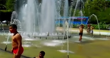 بالفيديو..أطفال يستحمون بنافورة ميدان النهضة هربا من حرارة الجو