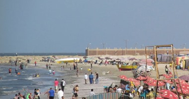 المصطافون يتوافدون على شاطئ بورسعيد فى ثانى أيام العيد 