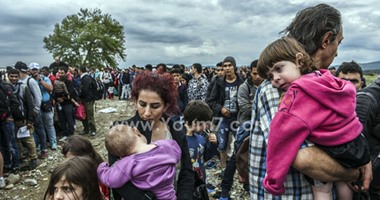 بالصور.. مئات المهاجرين يعيشون أياما صعبة على الحدود المقدونية اليونانية