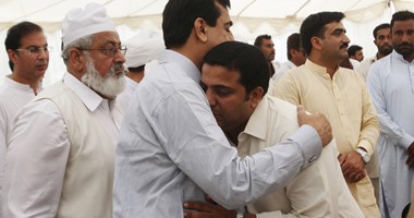بالصور.. رئيس وزراء باكستان السابق يستقبل ذوى ضحايا حادث تدافع منى