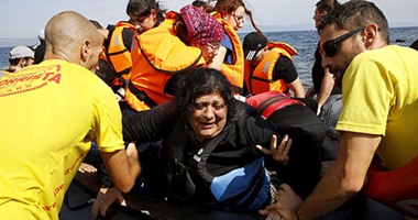غرق امرأة وطفلين بعد اصطدام زورق يقل مهاجرين بصخور قبالة اليونان