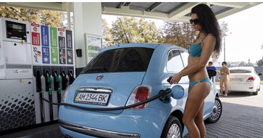 بالصور.. فاتنات بـ"البكينى"لتعبئة البنزين مجاناً بمحطات الوقود فى أوكرانيا