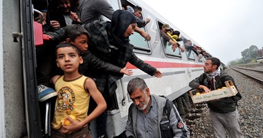 بالصور.. نشطاء يوزعون الطعام على أطفال اللاجئين داخل قطار فى كرواتيا
