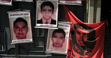 بالصور.. مكسيكيون يتظاهرون فى ذكرى اختطاف الشرطة 43 طالبا جامعيا 