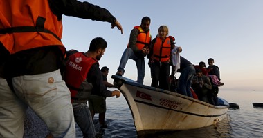 الجارديان: إنقاذ طفل رضيع من الغرق على يد صياد تركى بعد انقلاب قارب لاجئين