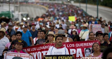 بالصور.. مسيرات تجوب المكسيك فى الذكرى الأولى لاختفاء 43 طالبا جامعيا