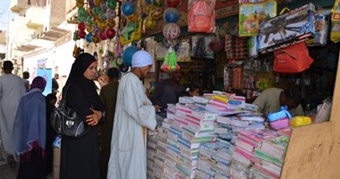 قبل ساعات من بداية العام الدراسى الجديد.. المحافظون يتوعدون المدرسين المقصرين بالإحالة للنيابة.. إحالة مديرى مدرستين و6 معلمين للتحقيق لتركهم العمل فى أسيوط.. ومحافظ الفيوم يوزع 450 شنطة مدرسية