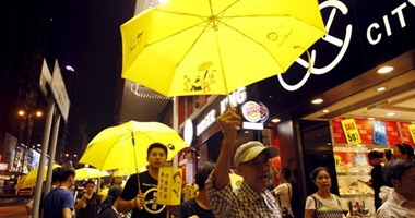 ألف متظاهر يحملون مظلات صفراء فى هونج كونج احتجاجا على سياسة الحكومة