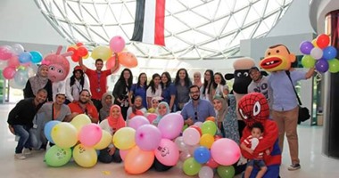 الخير مش فلوس بس.. متطوعون يسعدون أطفال السرطان باللعب والهدايا فى العيد
