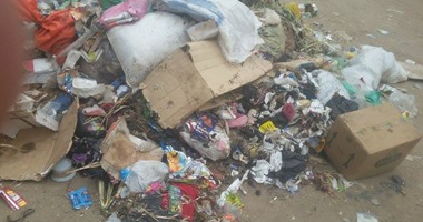 صحافة المواطن.. القمامة تتكدس أمام مدرسة ابتدائية فى قرية "نكلا" بالجيزة