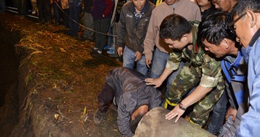 بالصور.. الشرطة الصينية تحاول استخراج جثة سيدة بعد سقوطها فى بئر بعمق 13 مترا