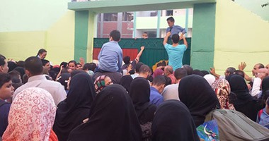 تجمع أولياء أمور مدرسة بسوهاج اعتراضا على نقل أبنائهم لفترة مسائية