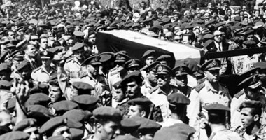 صورة نادرة لحظة خروج جثمان الزعيم جمال عبد الناصر من القصر الجمهورى