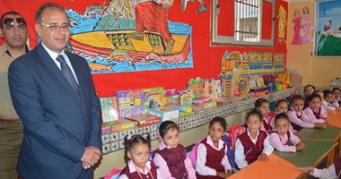 بالصور.. محافظ البحيرة يشرف على توزيع الكتب بالمدارس