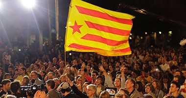 بالصور.. الكتالونيون يحتفلون بفوز الأحزاب المؤيدة للاستقلال بالبرلمان