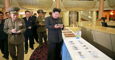 بالصور.. زعيم كوريا الشمالية يتفقد مبنى جديد لخدمة القوارب الحربية