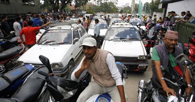 بالصور.. أزمة وقود تضرب "نيبال".. ومئات الأمتار من طوابير السيارات أمام المحطات