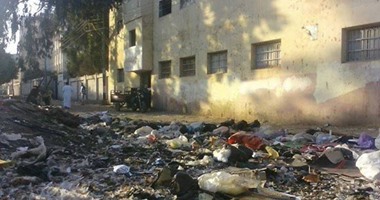 صحافة المواطن.. تكدس القمامة أمام مدرسة بـ"كوم الدربى" بالدقهلية