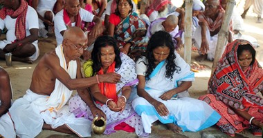 بالصور.. الهندوس يحتفلون بمهرجان "بيترو باكشا" لتكريم الأجداد