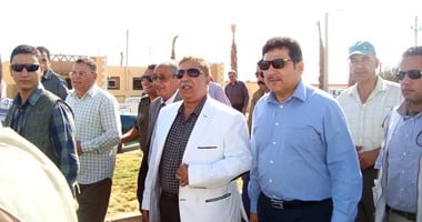 بالصور.. وزير الرى يتفقد مشروع قرية الأمل بمنطقة شرق قناة السويس