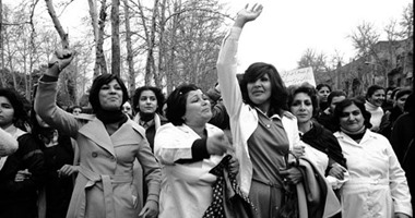 بالصور.. معرض فى بريطانيا يسترجع الثورة المنسية لنساء إيران ضد الحجاب