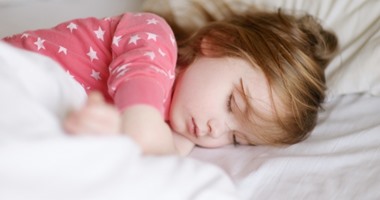 أهمها النوم الجيد.. أفضل طرق لتعزيز مناعة طفلك فى الشتاء