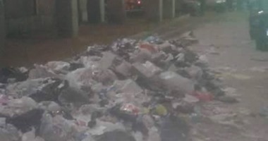صحافة المواطن.. القمامة تنتشر أسفل أحد كبارى المشاه فى مطار إمبابة