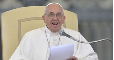 بالفيديو.. البابا فرانسيس يفقد أعصابه وينعت شخص أوقعة بـ "الأنانى"  
