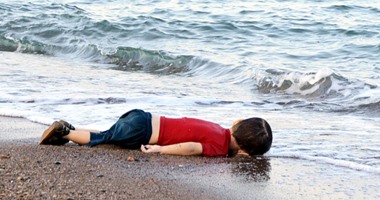 مسئول كردى: دفن جثامين الطفل السورى الغريق وعائلته فى عين العرب