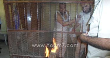 بالصور..الإخوان المتهمون بحرق كنيسة فى سوهاج يشعلون النيران بقفص الاتهام