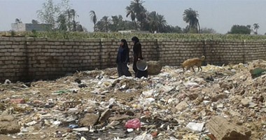 صحافة مواطن.. تراكم القمامة ومخلفات المبانى بأرض فضاء بمطاى فى المنيا