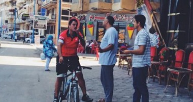 صحافة المواطن: قارئ يشارك بصورة لمحافظ الإسكندرية يستقل دراجته