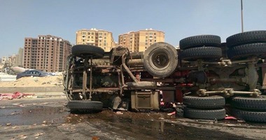 مصرع سائق سيارة نقل محملة بالغاز بعد انقلابها فى البحيرة