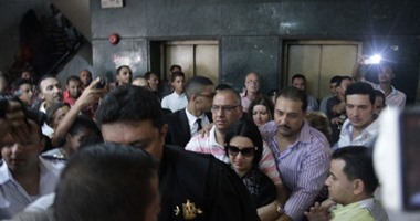بالفيديو..سيدات يتجمهرن بالمحكمة لمشاهدة صافيناز..ورجل:"أمنية حياتى أشوفها"