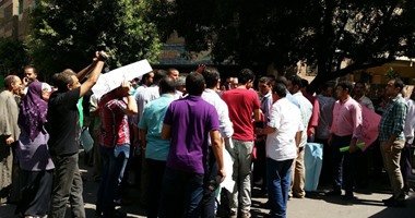 "التضامن" تتسلم مطالب العاملين بالتأمينات المتظاهرين أمام الوزارة