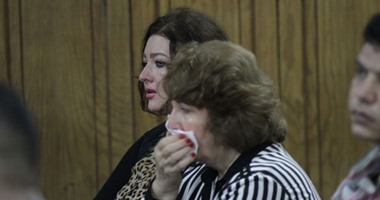 دموع والدة صافيناز وشقيقتها أثناء محاكمتها فى "إهانة علم مصر"
