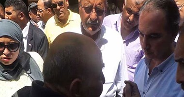 بالفيديو.. مواطن يشكو عمال النظافة لمحافظ الجيزة "مذلول عشان ياخدوا الزبالة"