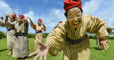 بالصور.. فرقة غنائية يابانية أصغر عضوة فيها 84 سنة "لسه الأغانى ممكنة"