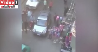بالفيديو..أفراد شرطة يعتدون بالضرب على سيدتين بحدائق القبة أثناء حملة اشغالات