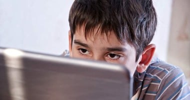 قاموس جديد يساعد الآباء على فهم مصطلحات أبنائهم الخطرة على الإنترنت