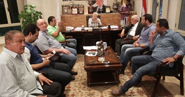 جلسة بين منصور والشيخ لوضع رتوش القناة الفضائية