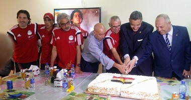 بالصور.. السفير المصرى يحتفل مع لاعبى المنتخب بخماسية تشاد