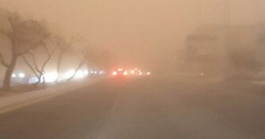 موجة غبارية شديدة تضرب سماء الكويت وسط انخفاض فى مستوى الرؤية