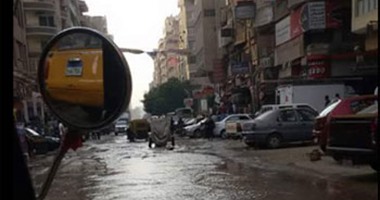 بالصور.. غرق شارع جمال عبد الناصر بجسر السويس بمياه الرصف الصحى