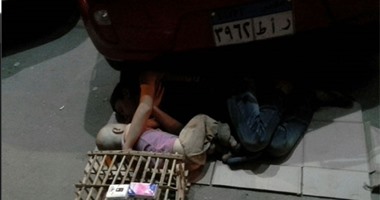 قارئ يشارك "صحافة المواطن" بصور لطفلان نائمان أسفل سيارة بالزقازيق