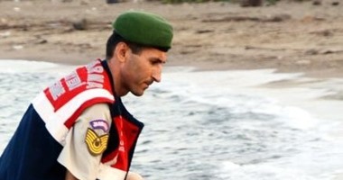 الجندى التركى حامل جثة "إيلان": الصورة وصمة عار على جبين الإنسانية