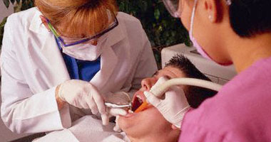 مواطن يعتدى على طبيب أسنان وطاقم التمريض بمركز طبى فى السويس