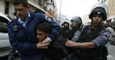 شرطة إسرائيل تستخدم مدافع مياه لإبعاد متظاهرين اخترقوا حواجز قرب منزل نتنياهو