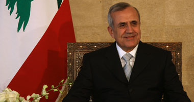 الرئيس اللبنانى يقلد جنبلاط والسفير السعودى وسامين قبيل نهاية ولايته