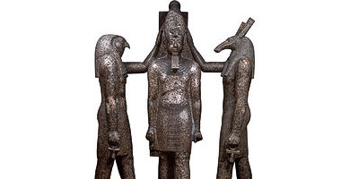 العثور على تمثالين فرعونيين بحوزة رجل أعمال بالقناطر